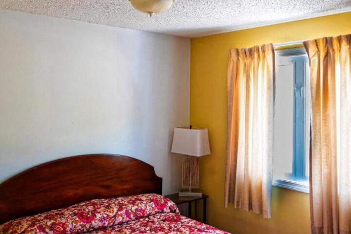 1 Queen Bed (4 of 4)