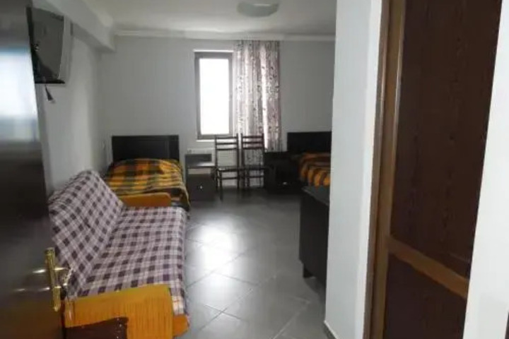 Room 4 of 10