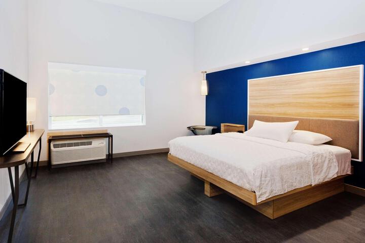 1 King Bed (5 of 18)