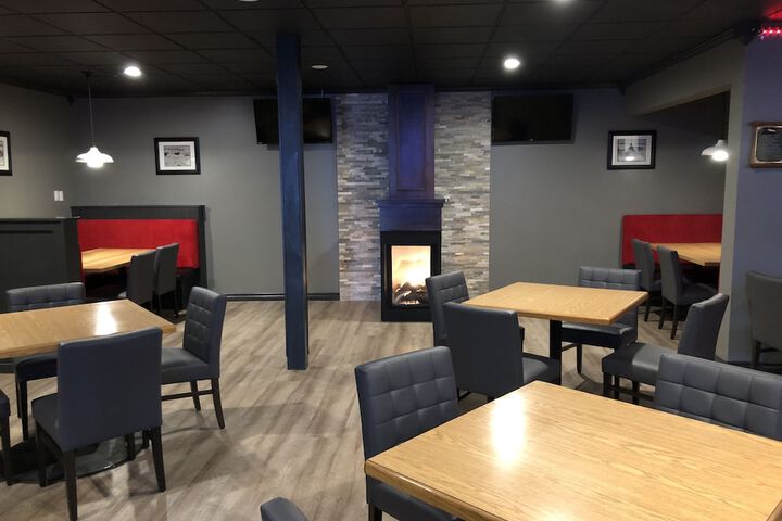 Lounge 20 of 25