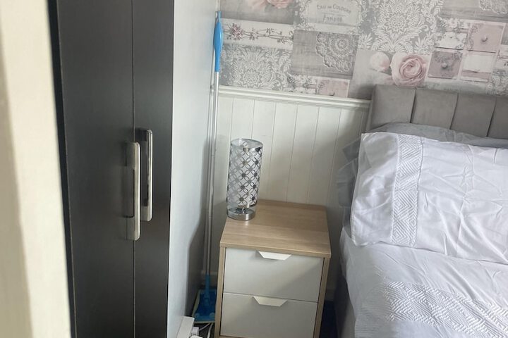 Room 4 of 27