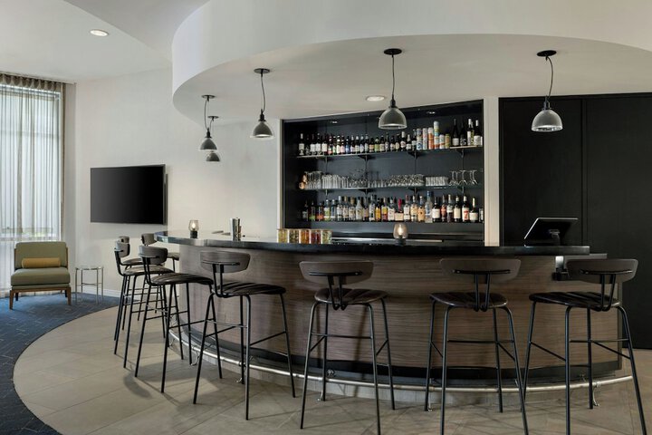 Lounge 36 of 44