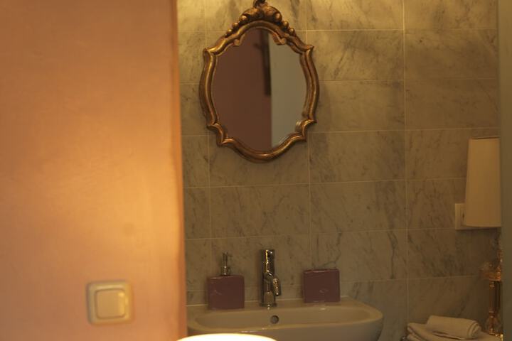 Room 27 of 48