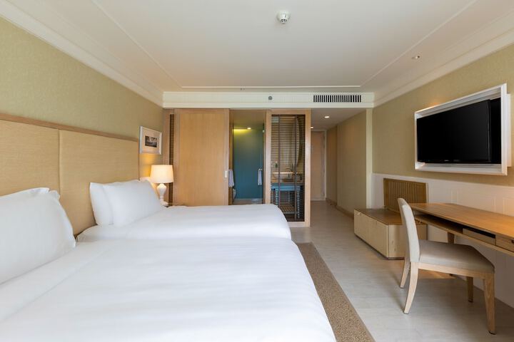 Room 4 of 203