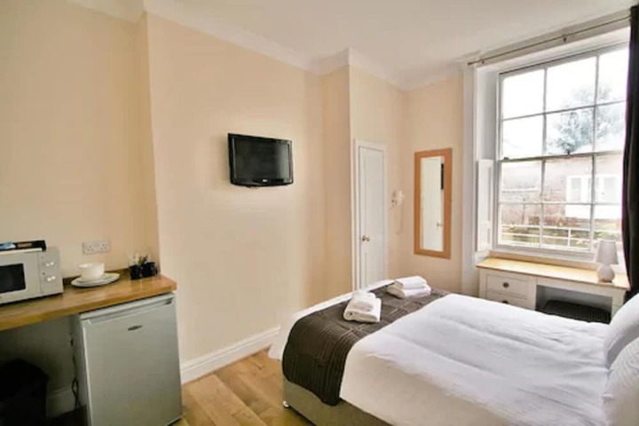 Room 4 of 17
