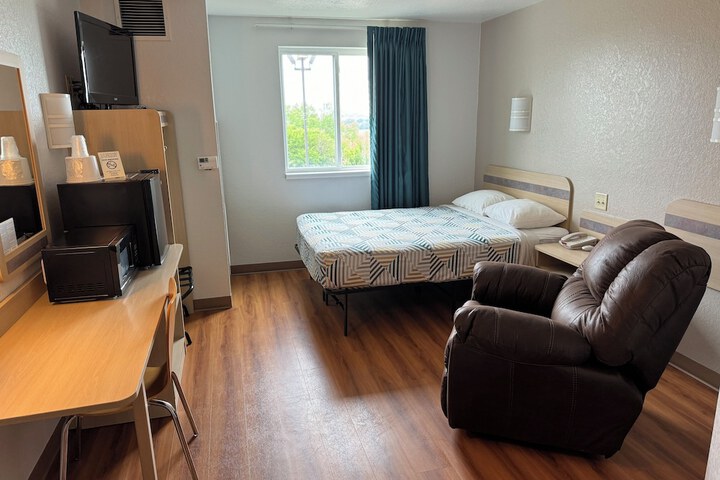 Room 13 of 16
