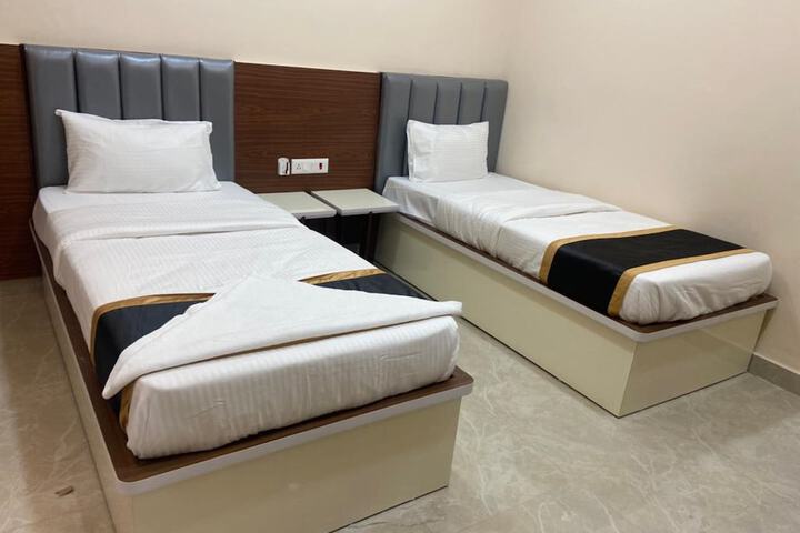 Room 10 of 18