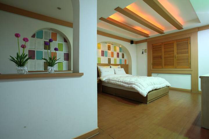 Room 9 of 13