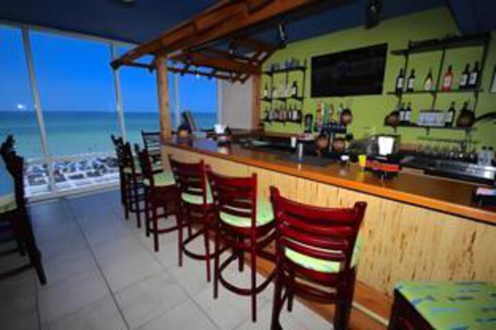 Lounge 6 of 11