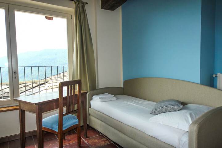Room 10 of 29