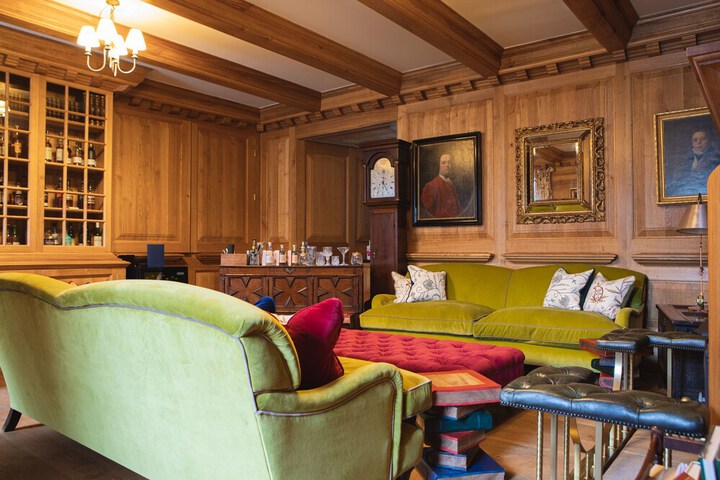 Lounge 8 of 52