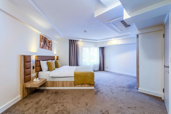 Room 32 of 170