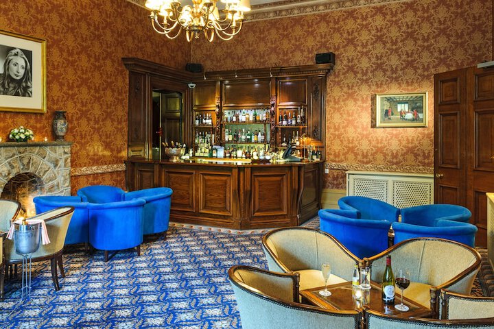 Lounge 52 of 67