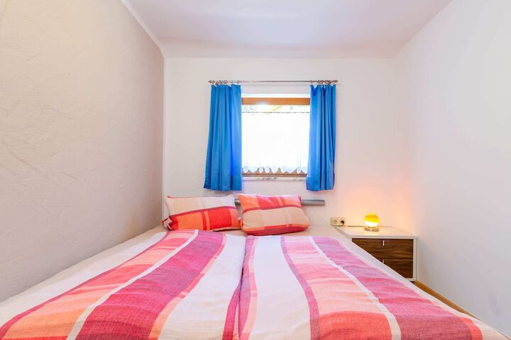 Room 4 of 25
