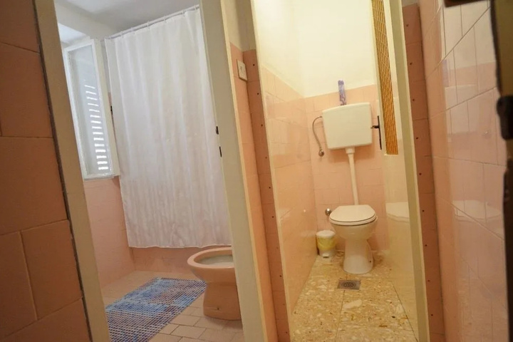 Room 7 of 18