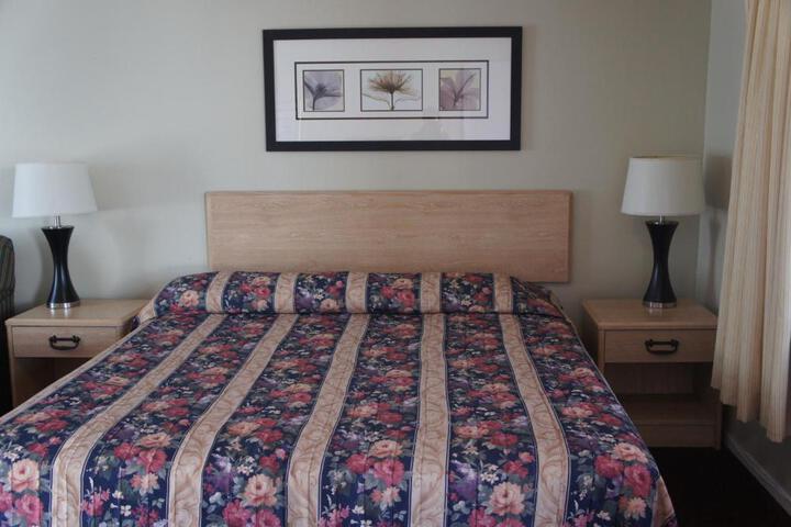 1 Queen Bed (3 of 8)