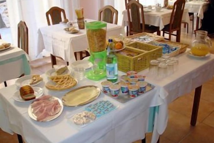 Breakfast/Coffee Service 24 of 38