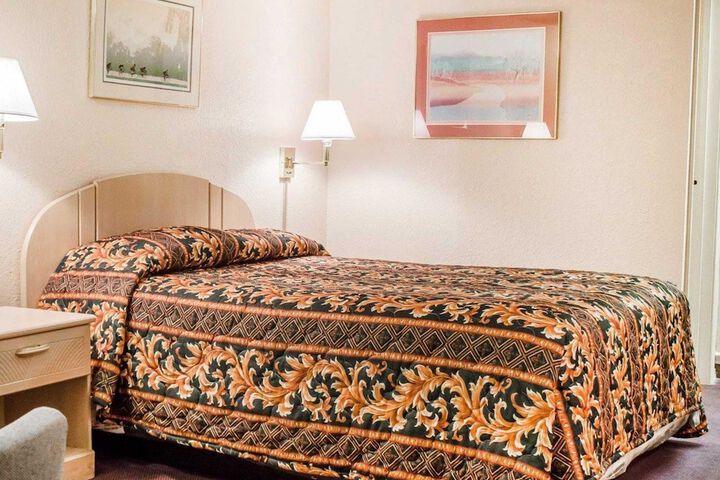 1 Queen Bed (13 of 13)