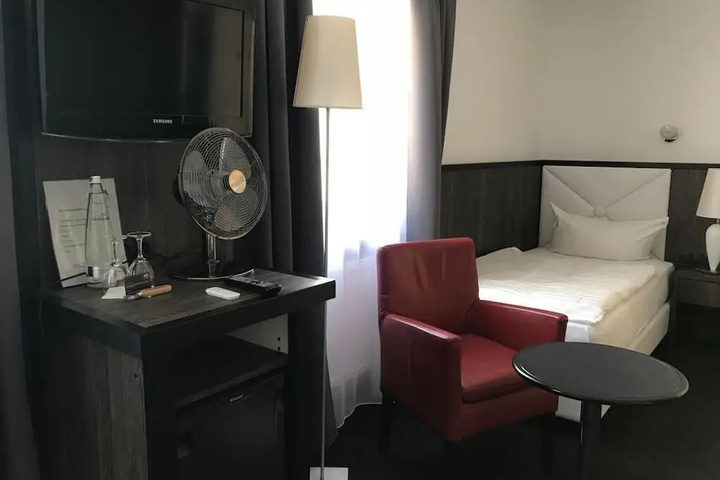 Room 2 of 2