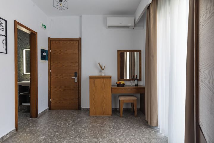 Room 13 of 25