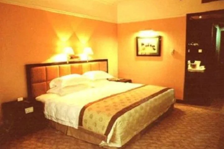 Room 4 of 7
