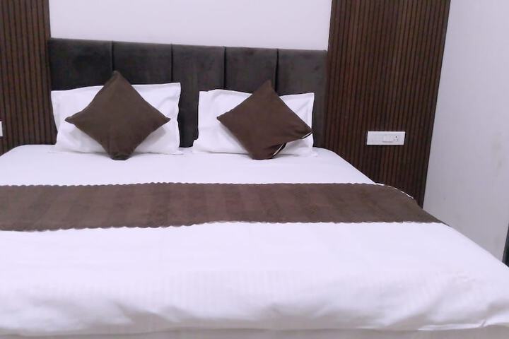 Room 14 of 36