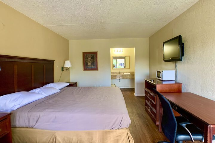 1 King Bed (3 of 4)