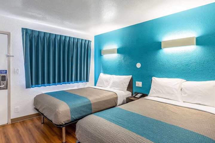 Deluxe Room 2 Double Beds Refrigerator, Microwave (5 of 7)