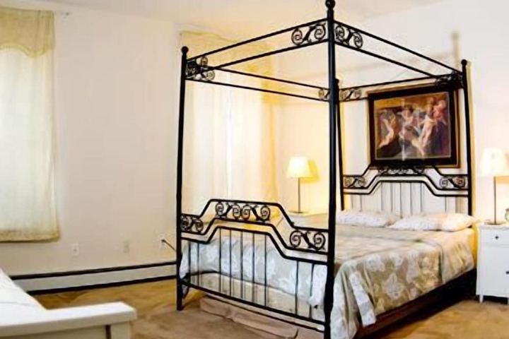 Room 3 of 16