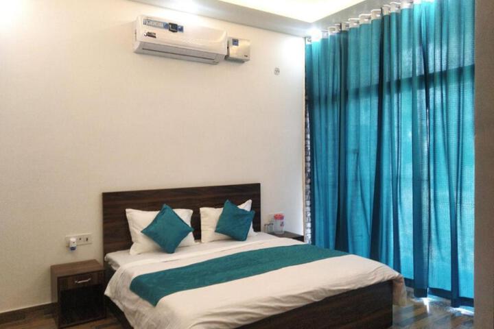 Goroomgo NV Palace Vrindavan
