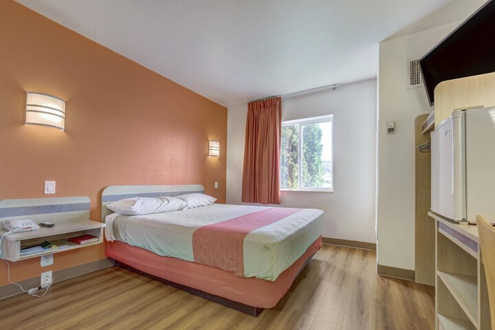 Room 10 of 34