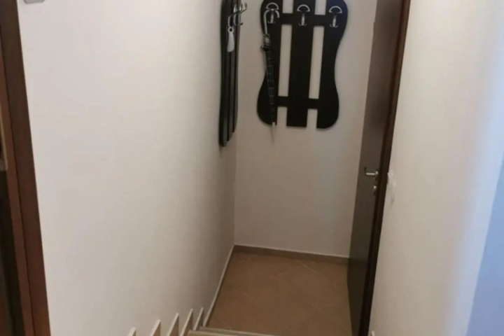 Room 8 of 11
