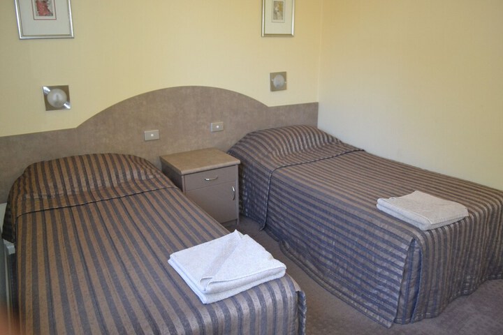 Room 5 of 122