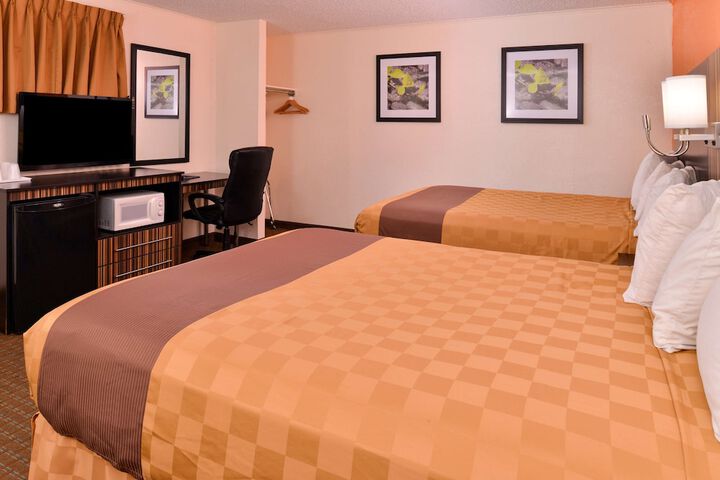 1 Queen Bed (9 of 9)