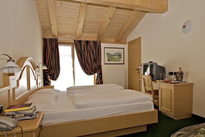 Room 3 of 79