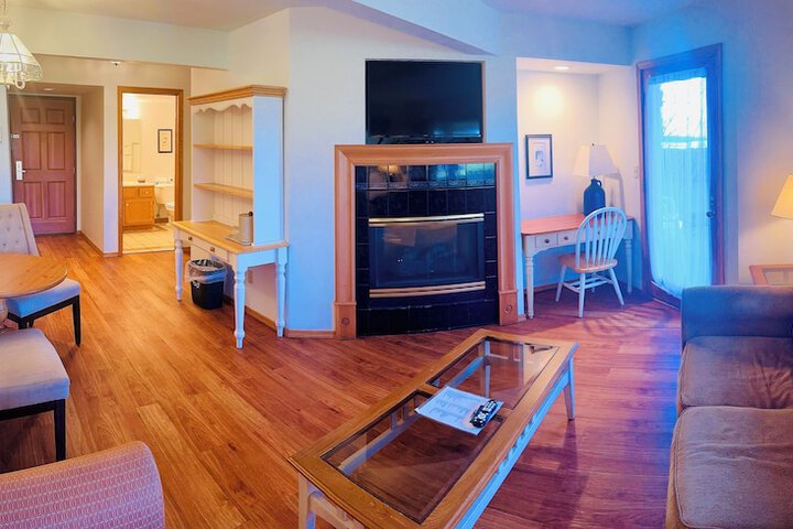 2 Queen Beds (7 of 15)