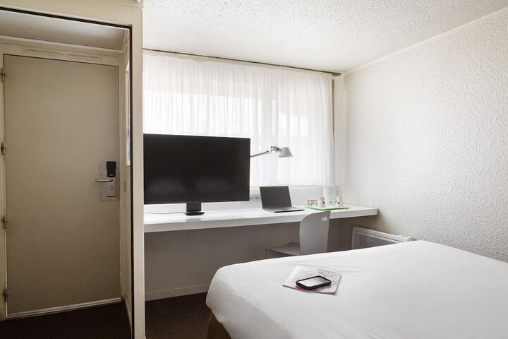 Room 11 of 24