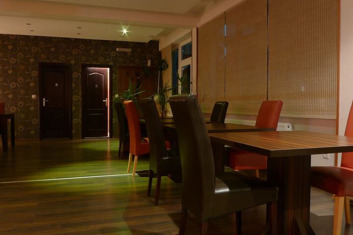 Dining 16 of 22