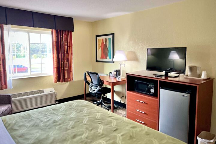 1 King Bed (3 of 24)