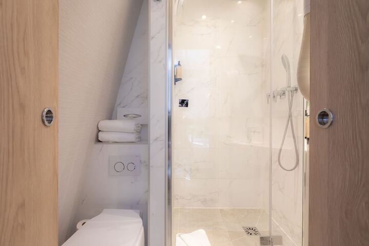 Room 52 of 72