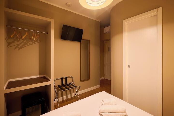 Room 11 of 32
