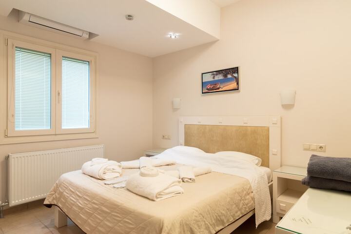 Room 2 of 122