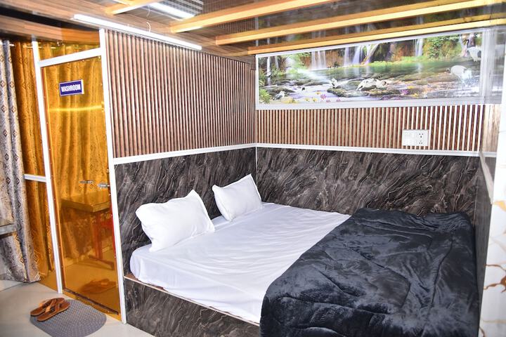 Room 5 of 17