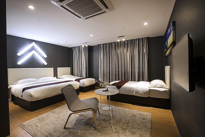 Room 28 of 83
