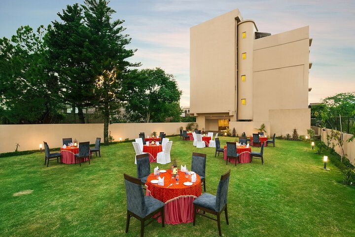 Hotel Exterior 61 of 64