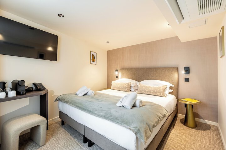 Room 32 of 82