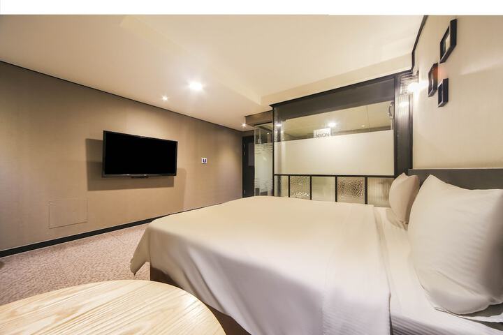 Room 13 of 42