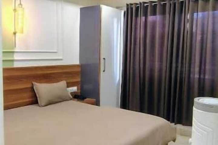 Room 5 of 10