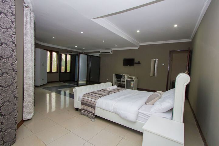Room 10 of 27