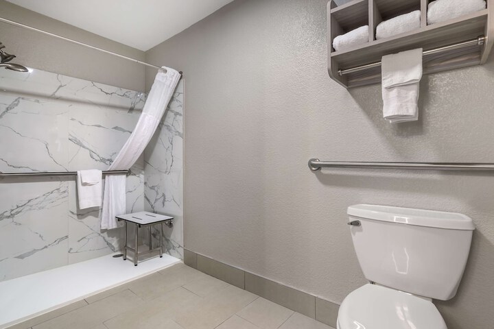 Queen Bed Accessible (11 of 14)